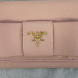 プラダ　ピンク　サフィアーノ　リボン　PRADA　長財布　A2　ソファー、鞄、バッグ、修理、張替、黒ずみ汚れ、クリーニング、色移り、擦り傷、染め直し